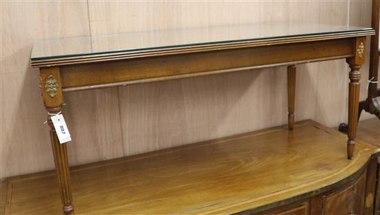 A coffee table W.107cm